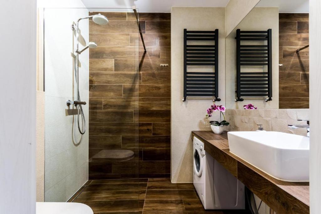 Relax Jacuzzi Apartment Krakow Luaran gambar