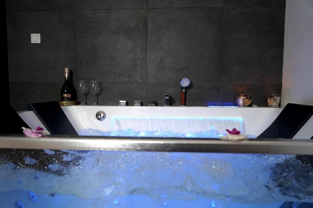 Relax Jacuzzi Apartment Krakow Luaran gambar